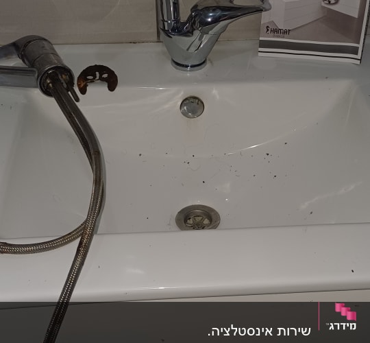 החלפת ברז כיור ישן בברז כרום חדש של חמת